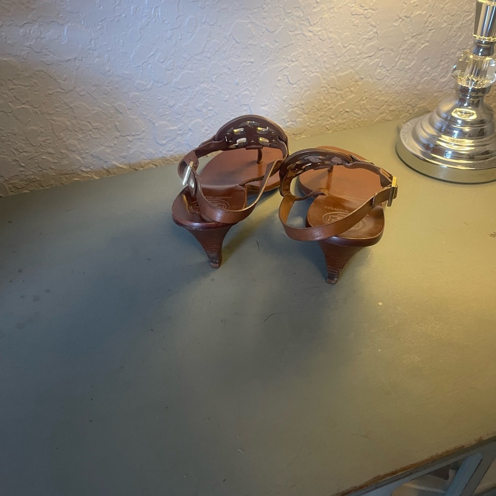 Tory Burch Tan Sandals with Gold Emblem - Picture 3 of 6